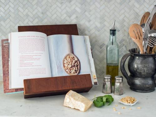 original_Marian-Parsons-handmade-cookbook-stand-beauty-horiz.jpg.rend.hgtvcom.1280.960